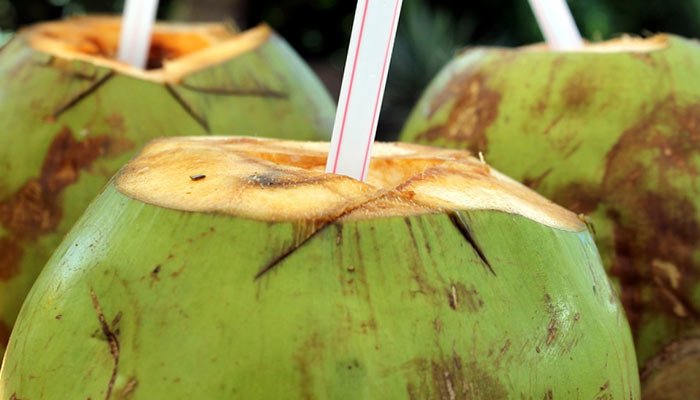 10 buenas razones para beber agua de coco